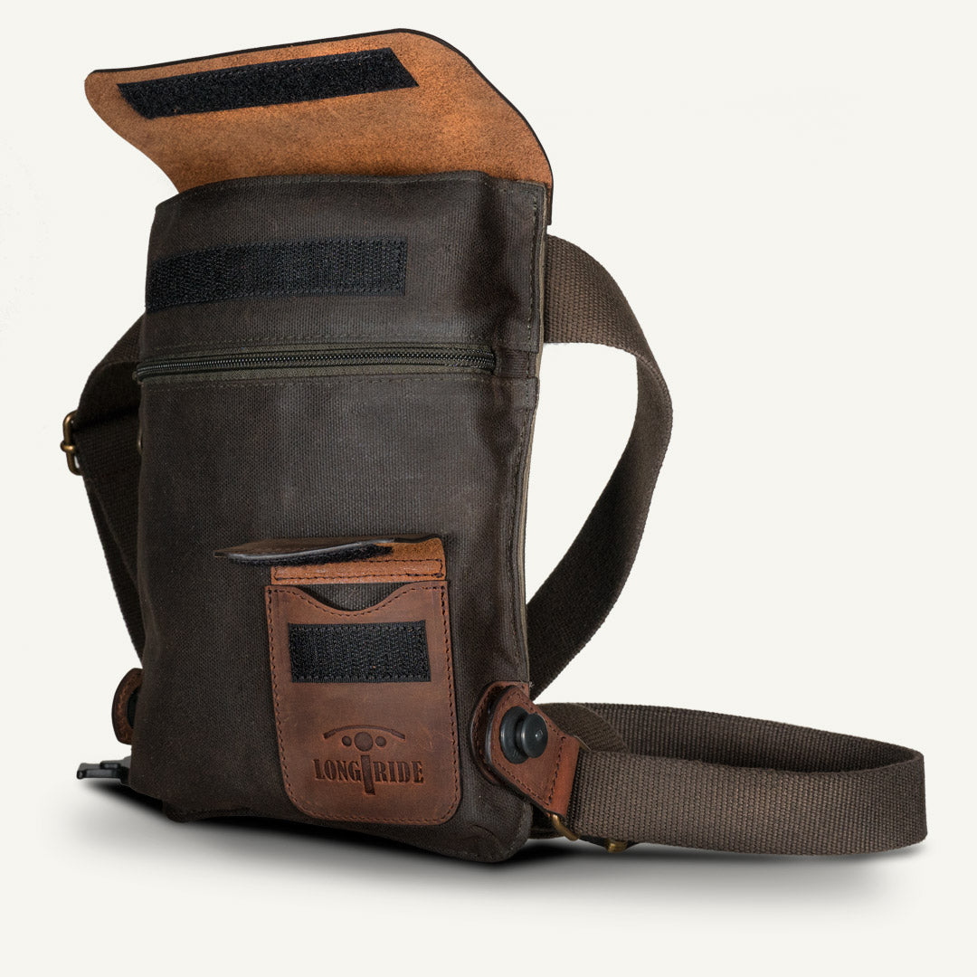 Leg bag in brown leather and kaki waxed cotton.