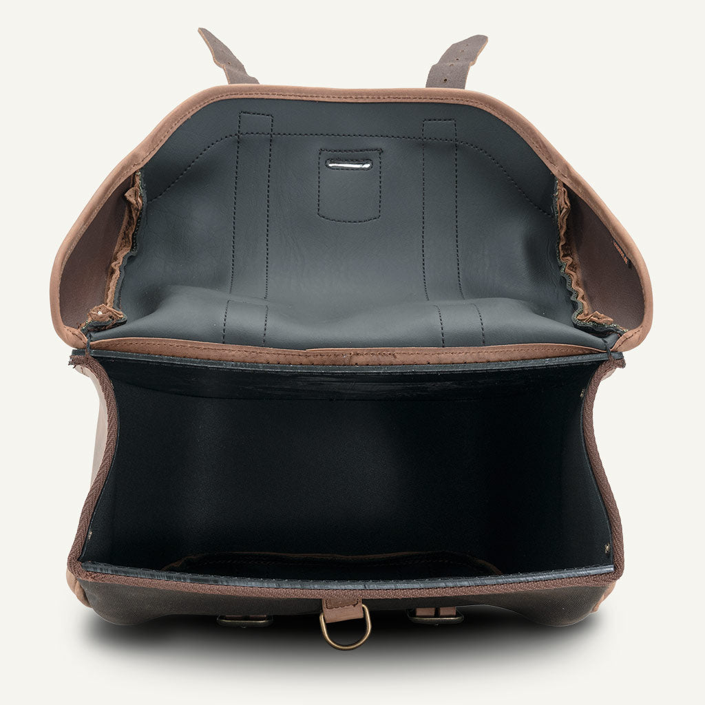 Retro hard pannier moto.