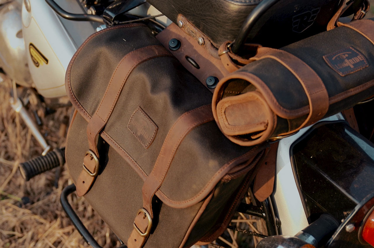 Retro saddlebag for classic motorcycles.